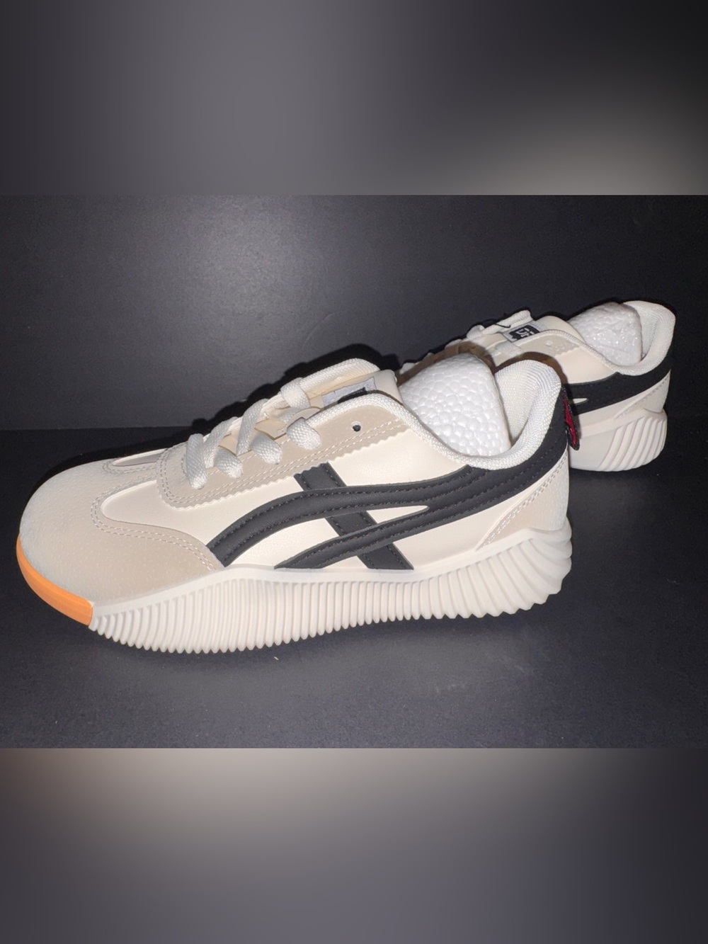 NIB Women’s Cream & Black Vintage Style De Florance DF Cloudea sneakers, size 6